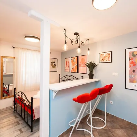 Studio Apartment & Room Split-Two Different Units! Exterior photo